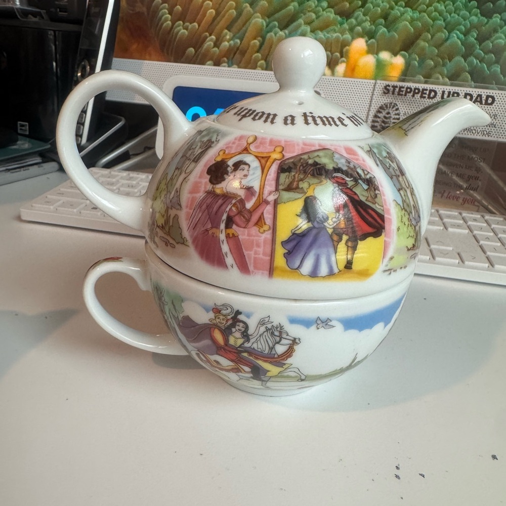 Tea pot and cup set Snow White Disney designed in England 2012.